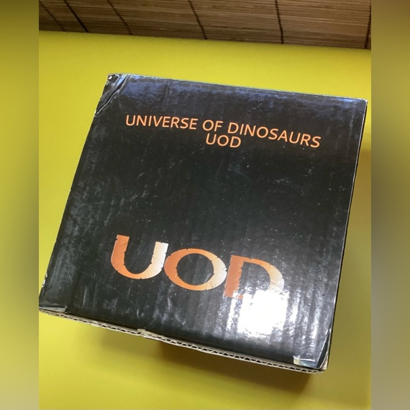 Universe Of Dinosaurs Santa Figurine - Picture 12 of 12